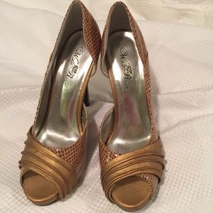 🐶4 for $20 Wild Rose platform heel shoes